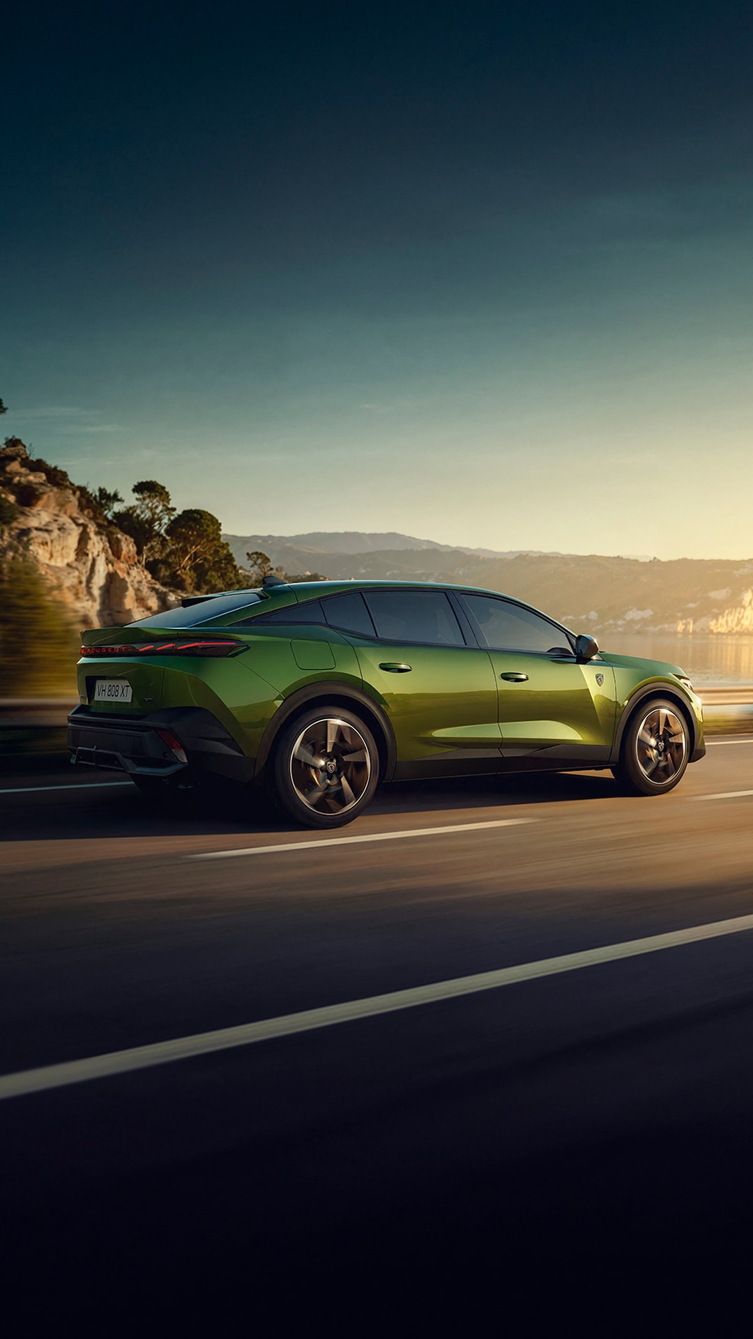 Nuova PEUGEOT E-408 vista posteriore