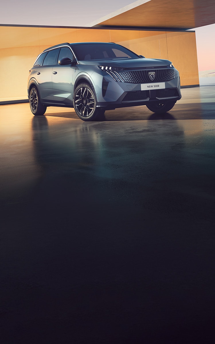 Vista frontale di PEUGEOT 5008 Hybrid