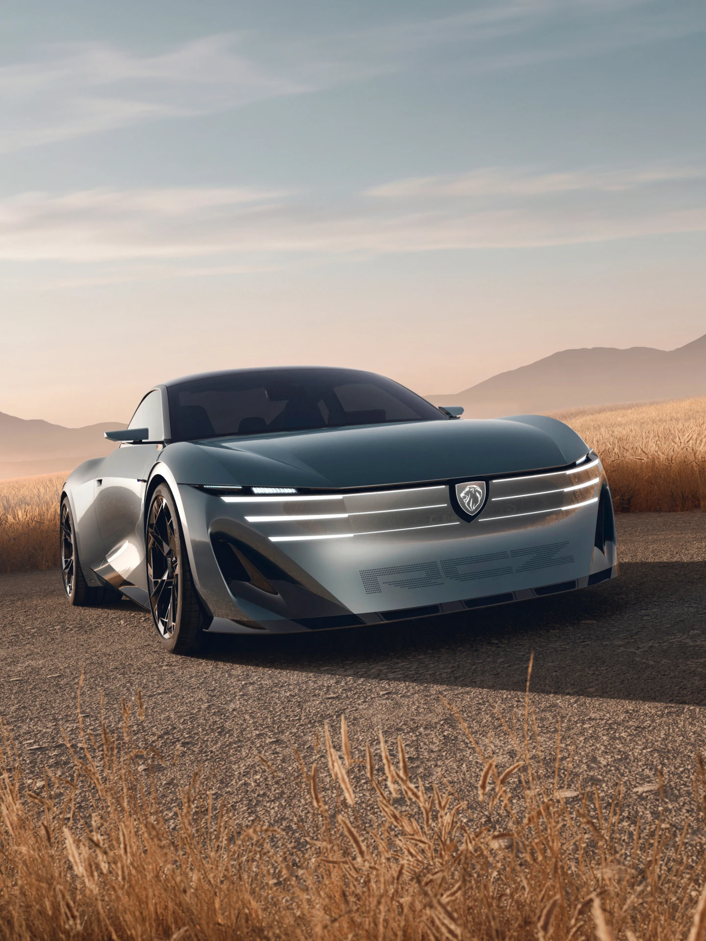 Una donna davanti alla concept car PEUGEOT RCZ Vision