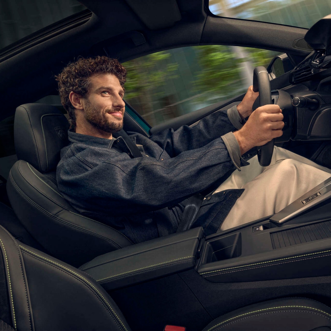 Uomo alla guida di Nuova PEUGEOT 308
