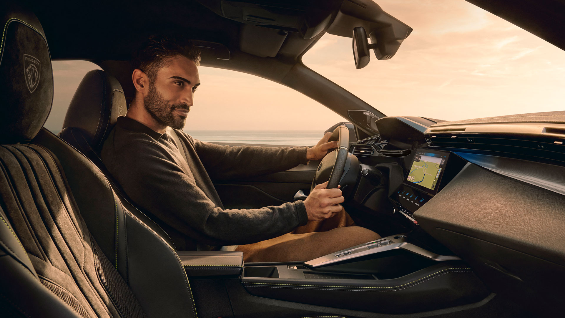 Vista posteriore PEUGEOT E-408, con una silhoutte che contempla il panorama