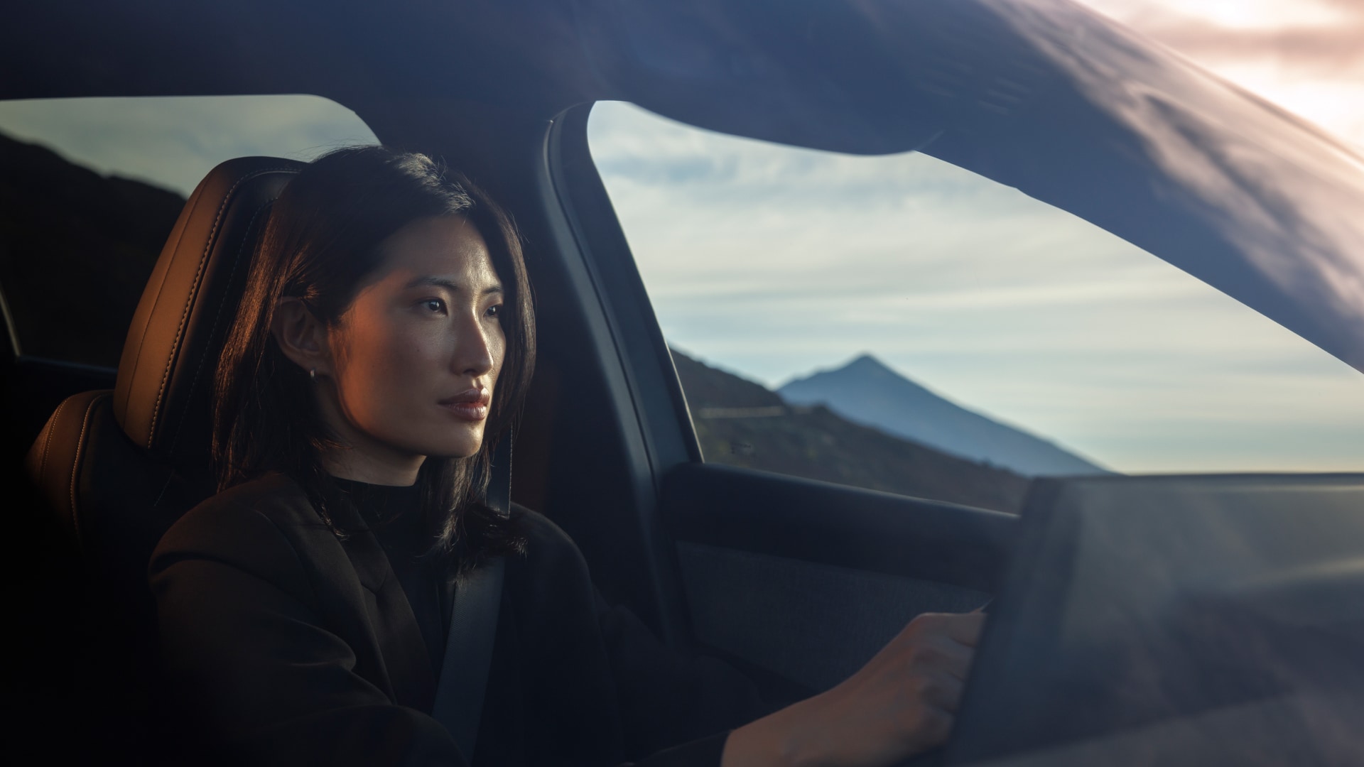 Woman driving a PEUGEOT E-5008