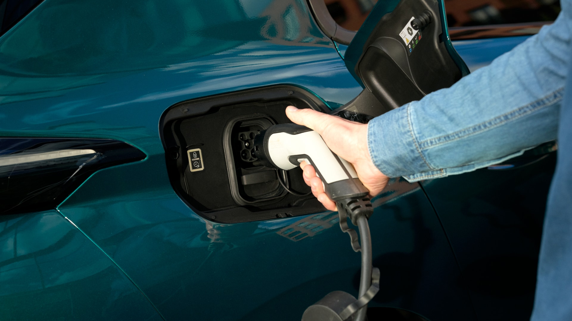 PEUGEOT E-308 charging