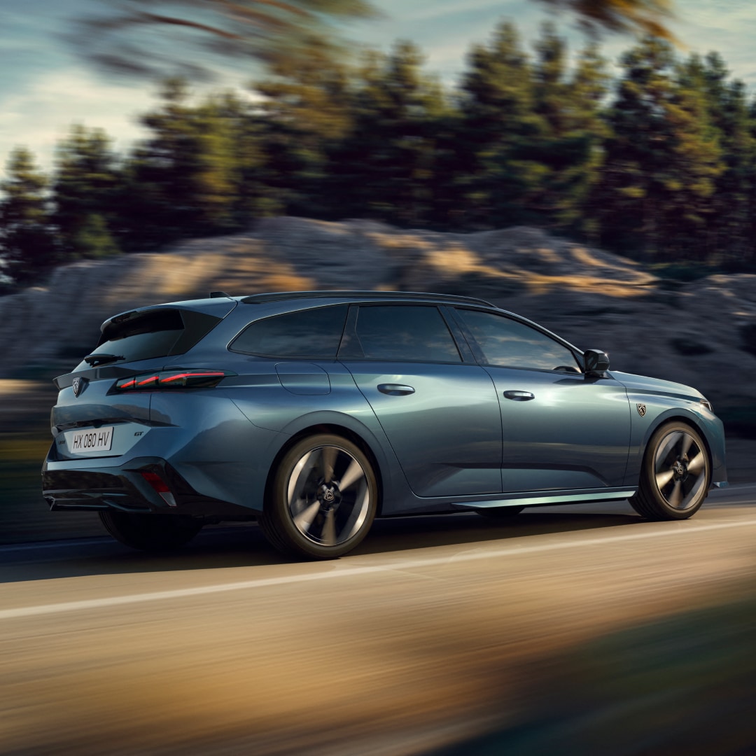 PEUGEOT E-308 SW vista di profilo