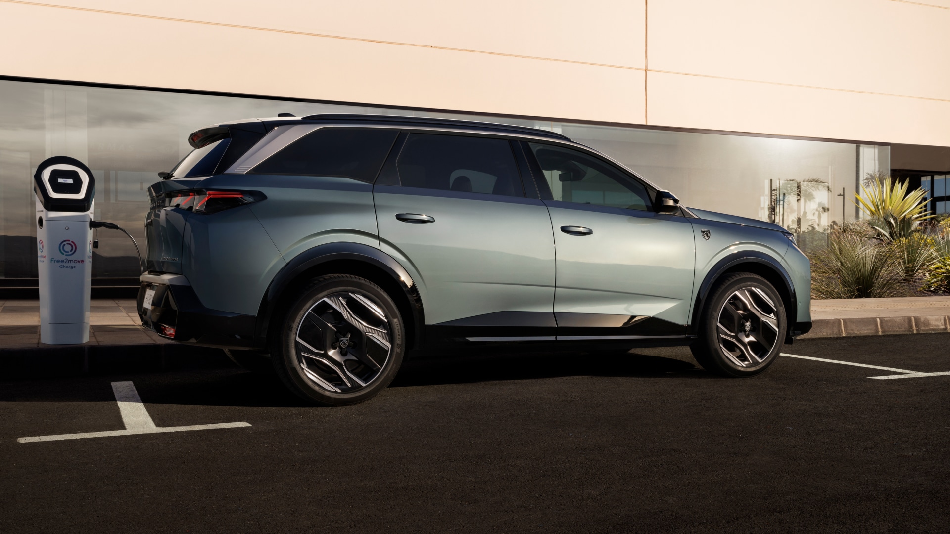 PEUGEOT E-5008 Long range charging