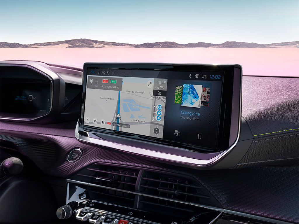 Nuova PEUGEOT E-2008 con schermo tattile da 10''.
