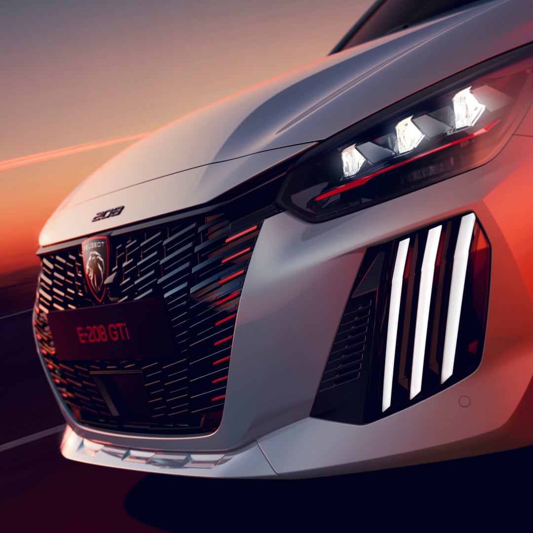 Dettaglio frontale della nuova PEUGEOT E‑208 GTi
