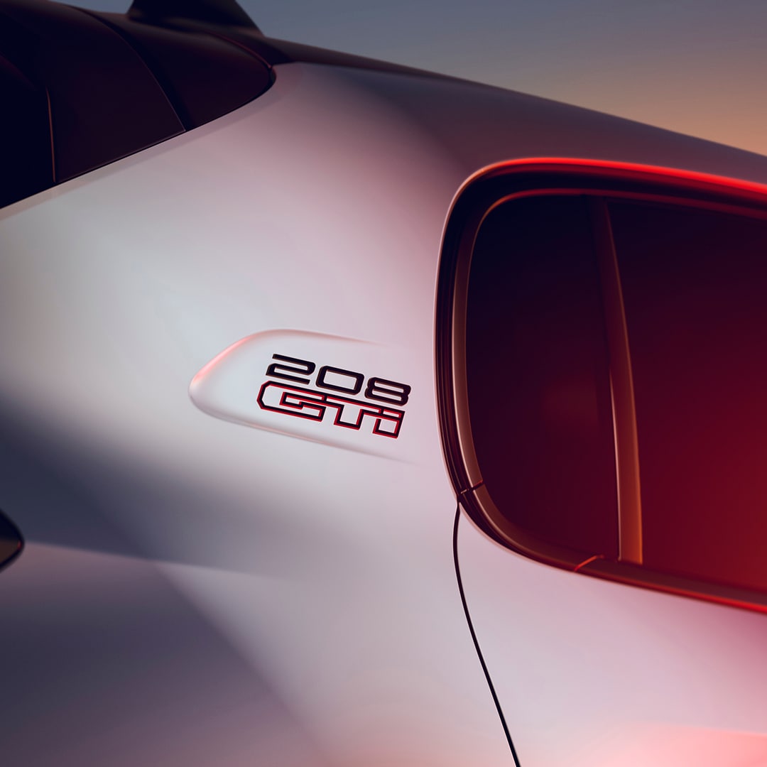 Nuova PEUGEOT E‑208 GTi, dettaglio del logo 208 GTi
