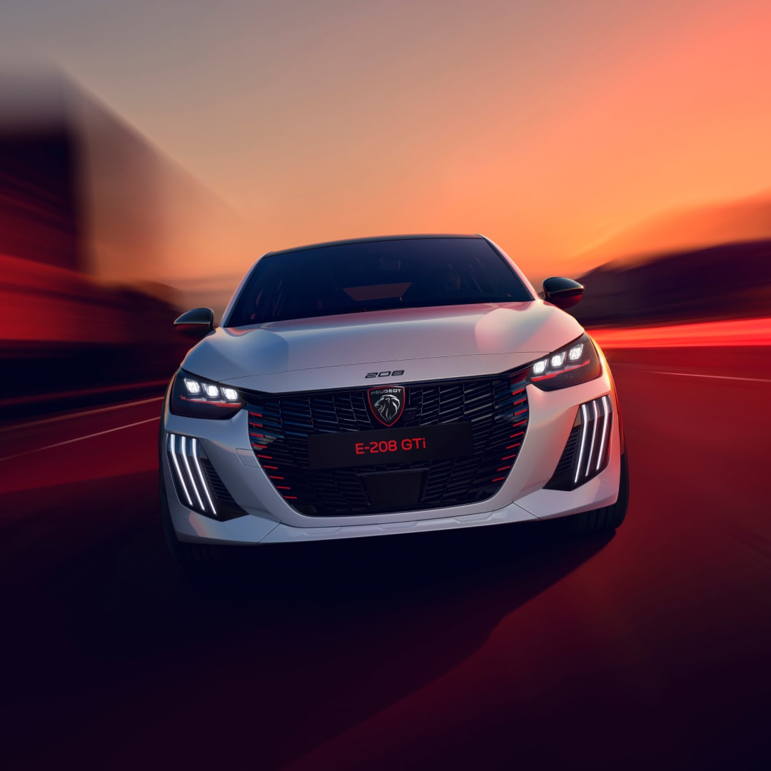 Nuova PEUGEOT E‑208 GTi vista frontale