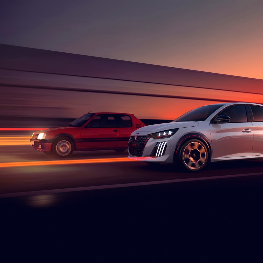 PEUGEOT 205 GTi e PEUGEOT E‑208 GTi in marcia affiancate