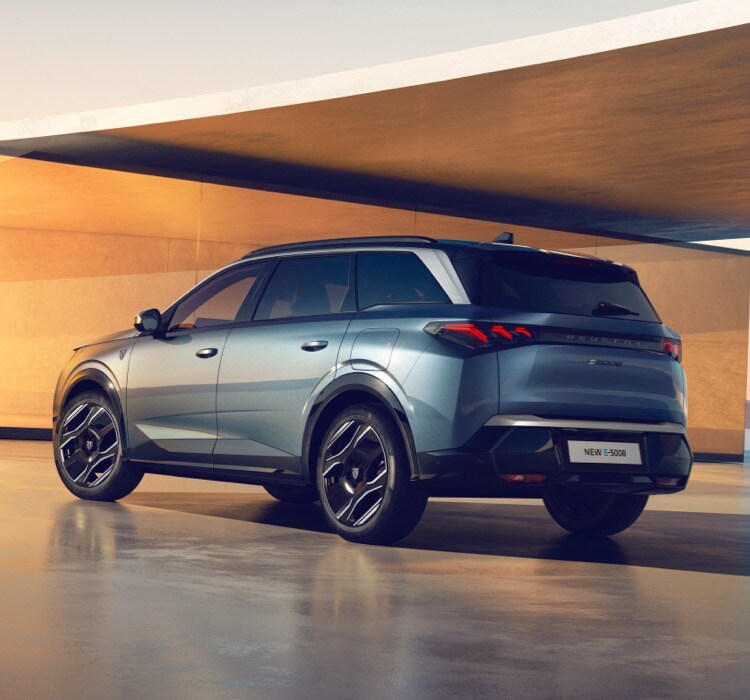 Nuovo PEUGEOT E 5008 Il grande SUV a 7 posti Disponibile 100 elettrico Plug In Hybrid e ibrido