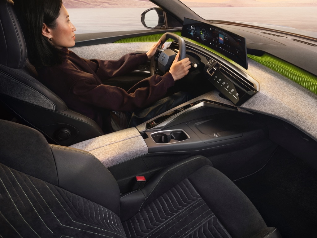 Woman on board the new PEUGEOT E-5008
