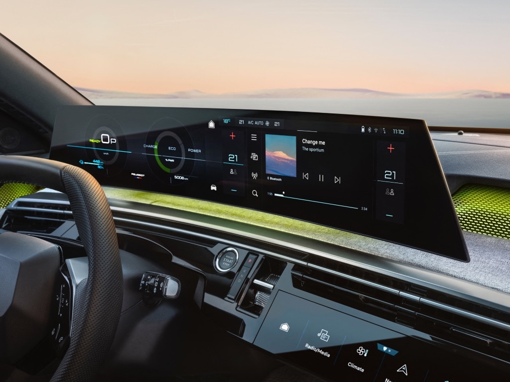 PEUGEOT i-Connect® Advanced panoramic touch screen