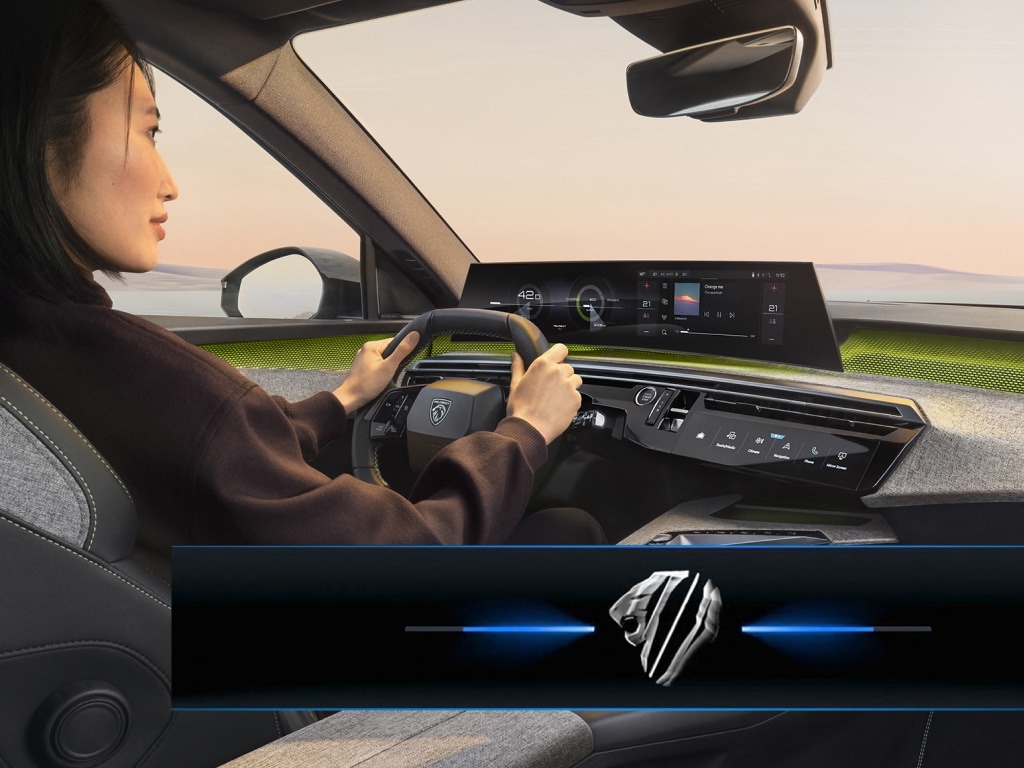 Woman inside the new PEUGEOT E-5008 Driving Position