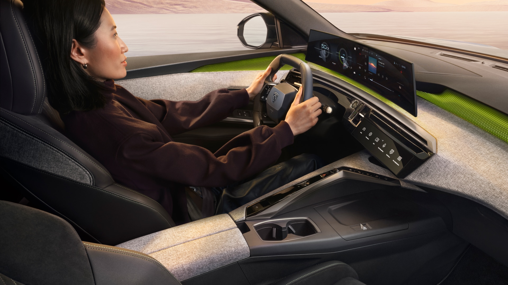 Donna che guida PEUGEOT 5008 Hybrid