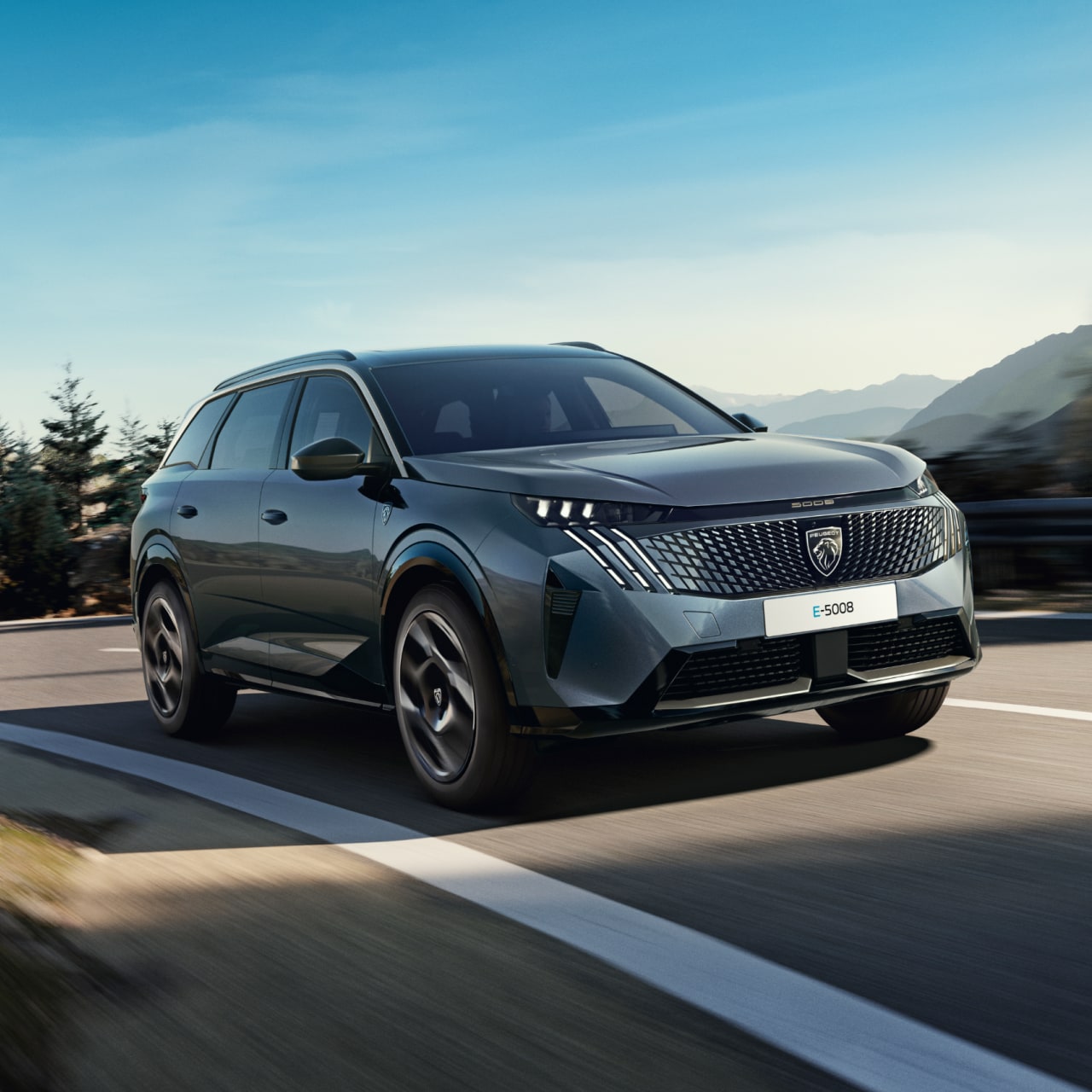 Vista frontale di PEUGEOT E-5008 Dual Motor