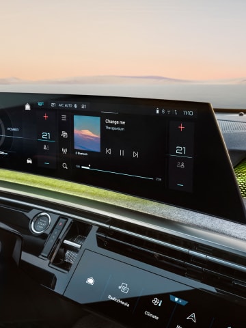 Schermo panoramico touchscreen PEUGEOT i-Connect® Advanced.