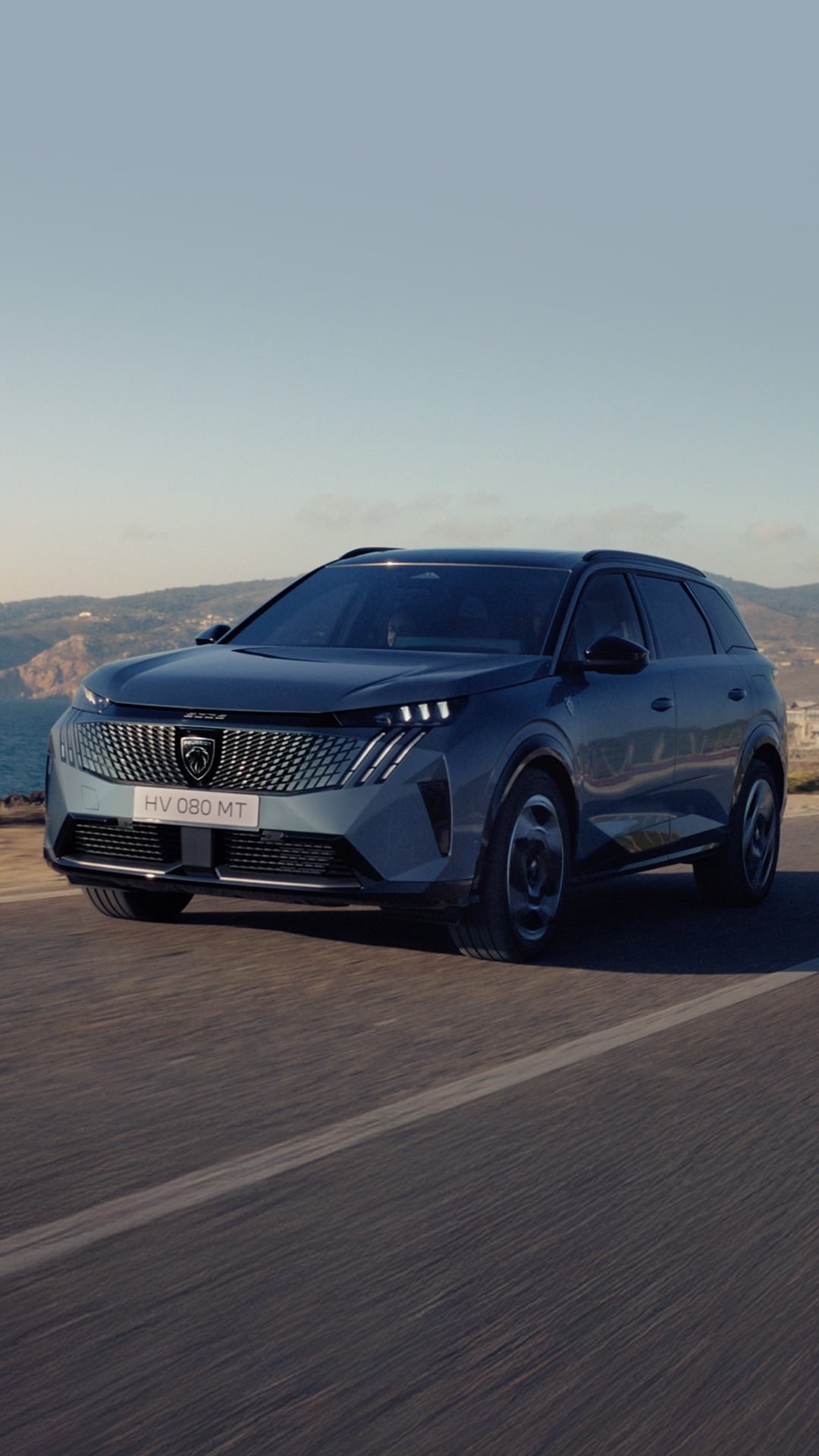 Vista frontale di PEUGEOT 5008 Hybrid