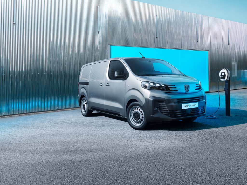 Nuovo PEUGEOT E-EXPERT con stazione di ricarica elettrica